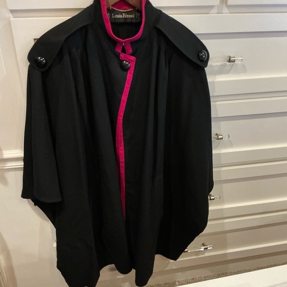 Louis Feraud Elegant Black Cape with Vibrant Pink Accent - Picture 4 of 15